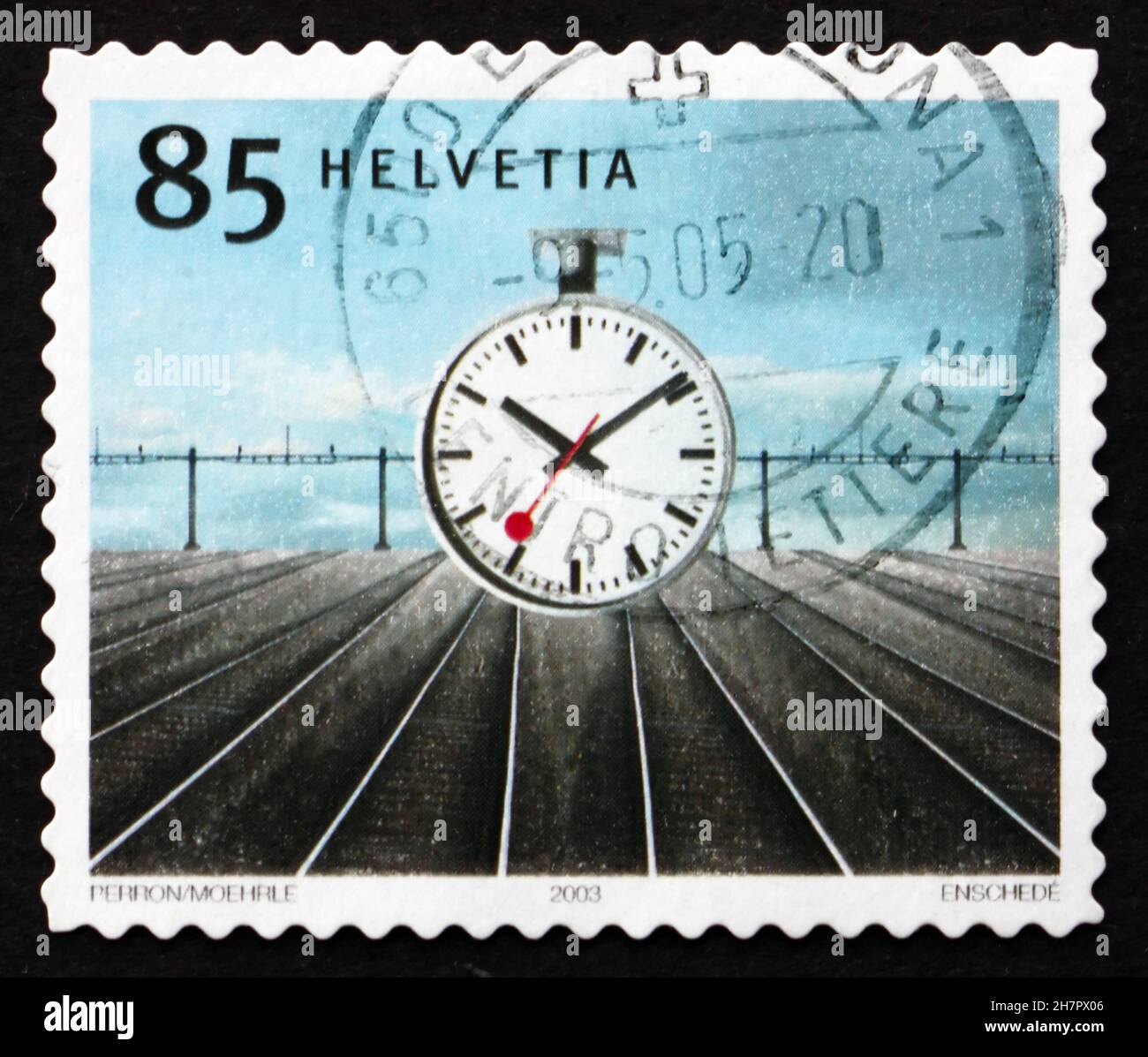 SVIZZERA - CIRCA 2003: Un francobollo stampato in Svizzera mostra Station Clock, Swiss Design, circa 2003 Foto Stock