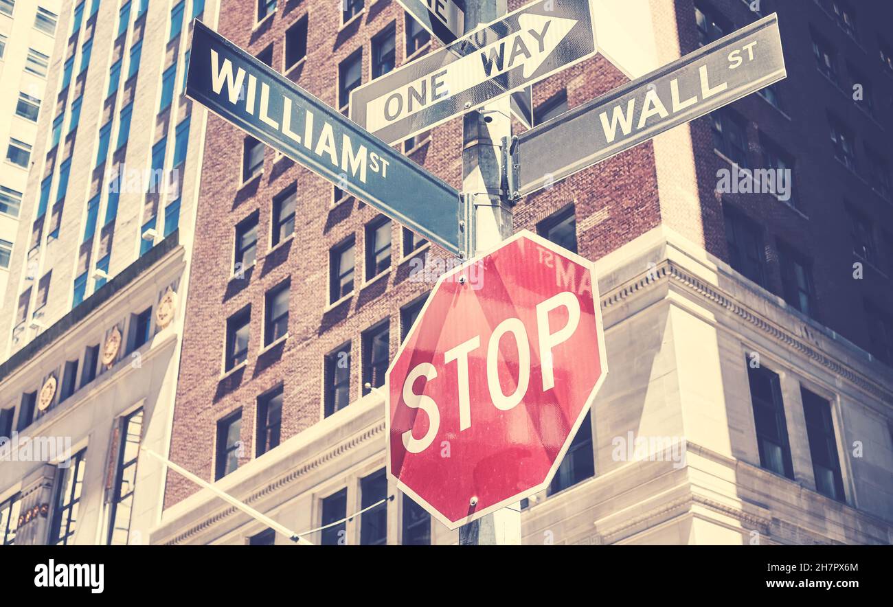 Wall Street, William Street, segnaletica stradale di sola andata e di stop nel centro di New York, colori applicati, USA. Foto Stock