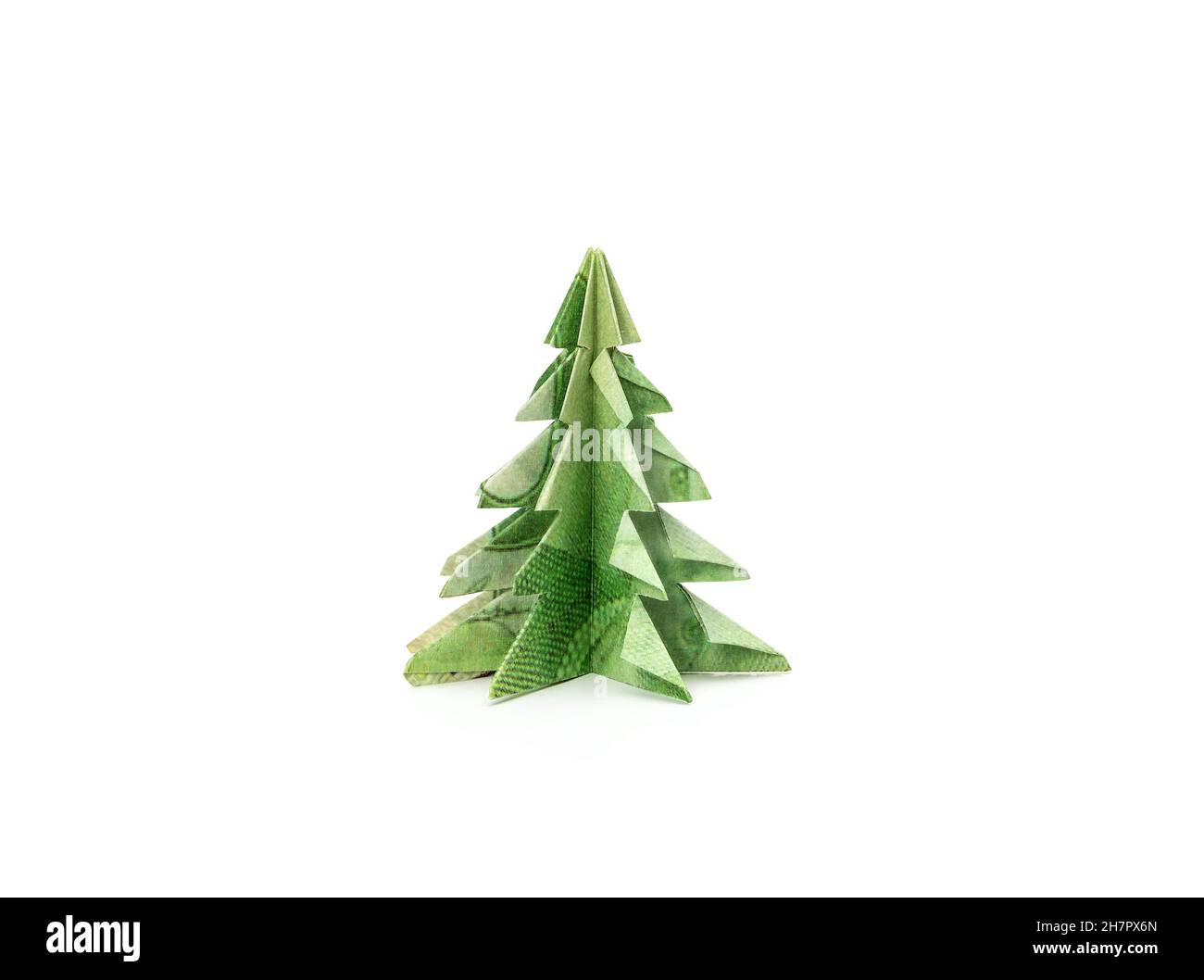 Albero di Natale Origami fatto di soldi di carta. Albero verde in miniatura di Natale ripiegato con falsa valuta canadese. Concetto per carenza di albero, stress finanziario Foto Stock