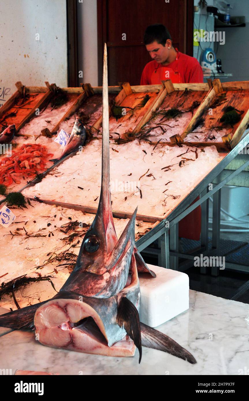 Palermo - Sicilia - Italia - mercato della Vucciria. Una ciaspolata di pesce spada. Foto Stock