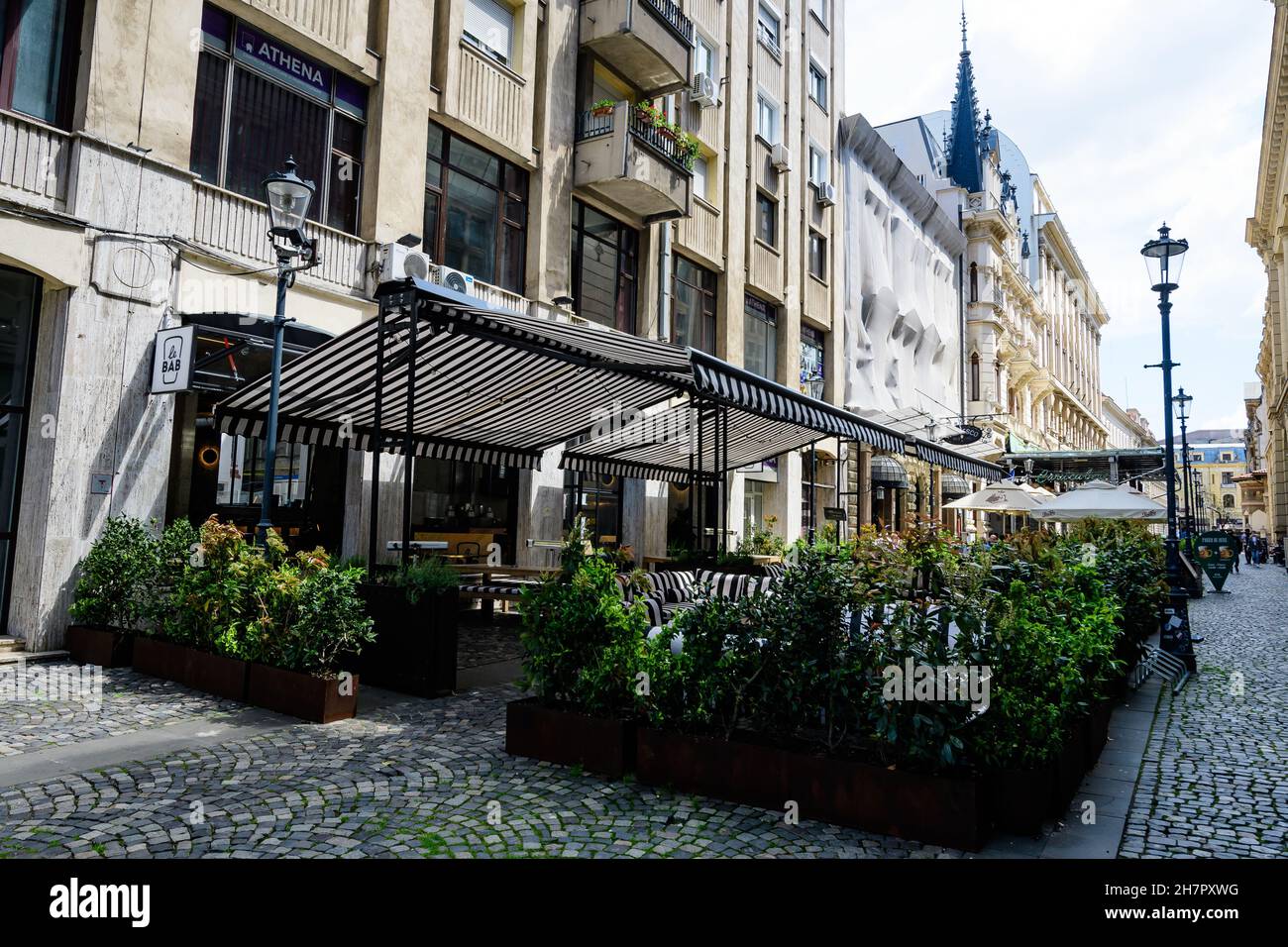Bucarest, Romania - 6 maggio 2021: Vecchi edifici con bar e ristoranti in via Lipscani (strada Lipscani) nel centro storico (Centrul Vechi) Foto Stock
