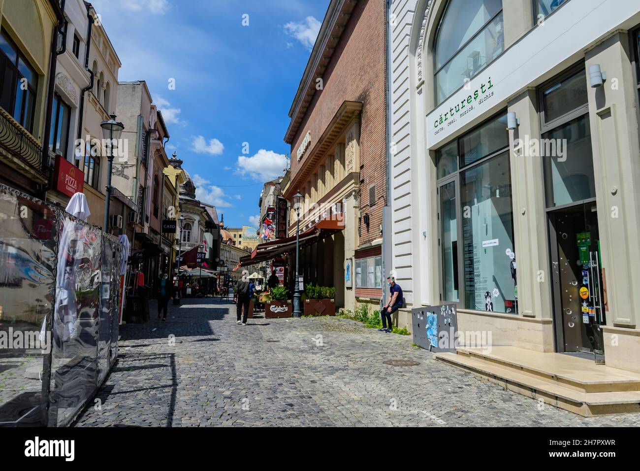 Bucarest, Romania - 6 maggio 2021: Vecchi edifici con bar e ristoranti in via Lipscani (strada Lipscani) nel centro storico (Centrul Vechi) Foto Stock