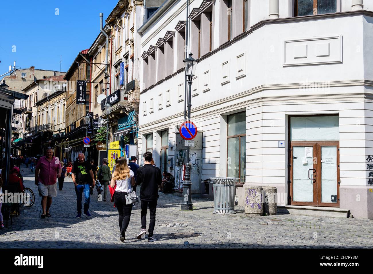 Bucarest, Romania - 5 giugno 2021: Vecchi edifici nel centro storico in una soleggiata giornata estiva Foto Stock