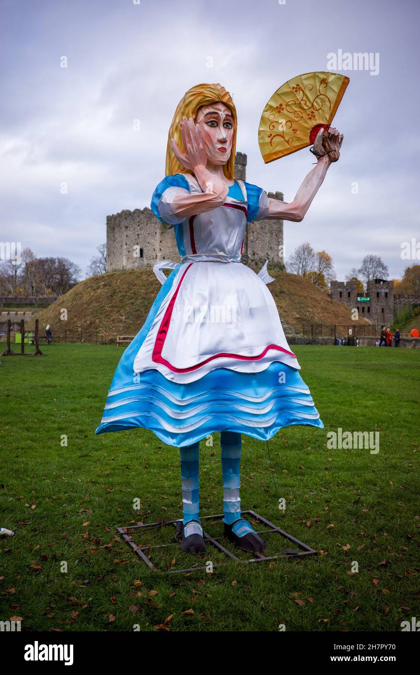 Alice da Alice nel paese delle meraviglie d'inverno nel castello di Cardiff (Nov21) Foto Stock