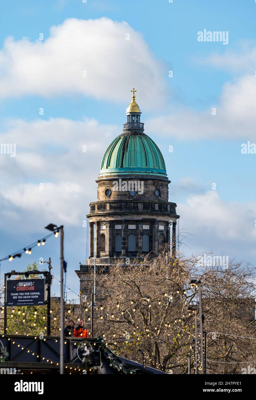 Vista della cupola in rame della West Register House a Christmas Time, Edimburgo, Scozia, Regno Unito Foto Stock