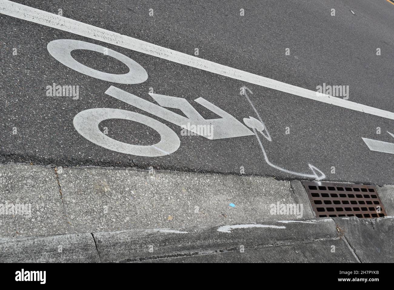 Un'immagine di un bicyclist indica una corsia per la bicicletta. Foto Stock