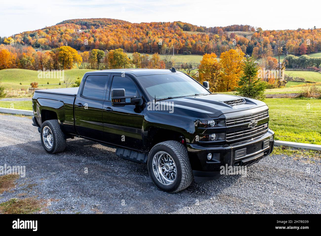 COBLESKILL, STATI UNITI - 13 ottobre 2020: Un camion nero Chevrolet Silverado pickup Foto Stock