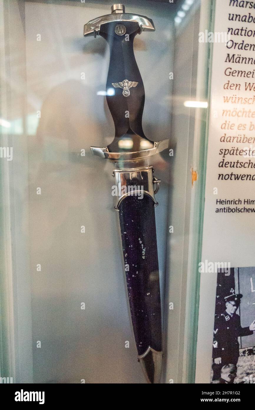 OBERSALZBERG, GERMANIA - 25 agosto 2021: Un primo piano di un coltello nel museo della documentazione Obersalzberg a Berchtesgaden Fuehrersperrgebiet Foto Stock