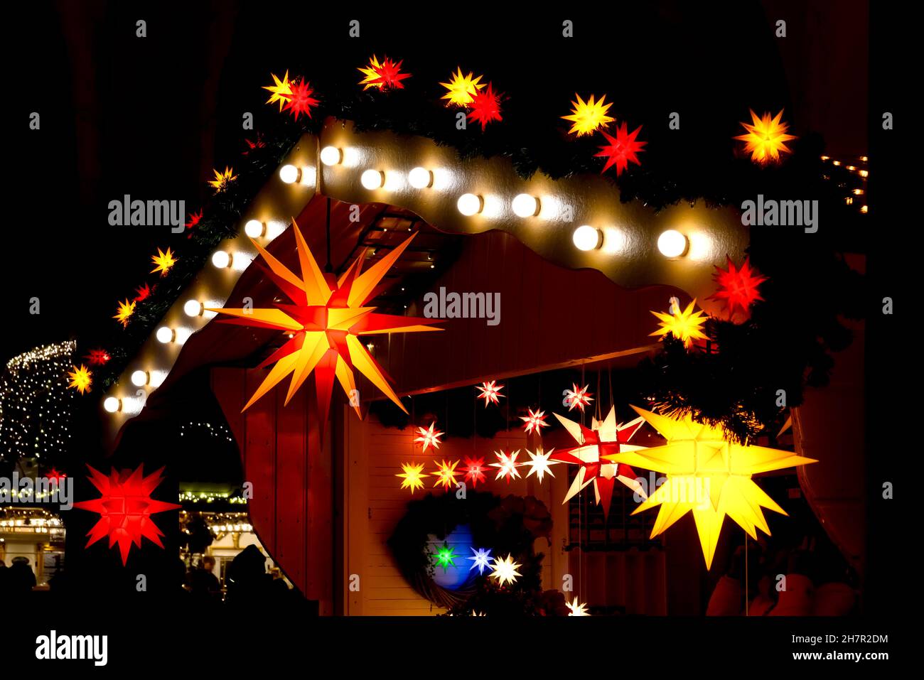 Stelle morave rosse, gialle e arancioni (in tedesco: Herrnhuter Sterne) un einem Stand am Koblenzer Weihnachtsmarkt Foto Stock