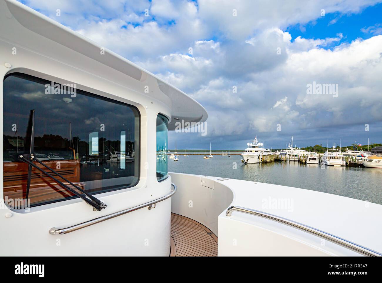 Vista da un Yacht a motore con yacht sullo sfondo a Sag Harbor, NY Foto Stock