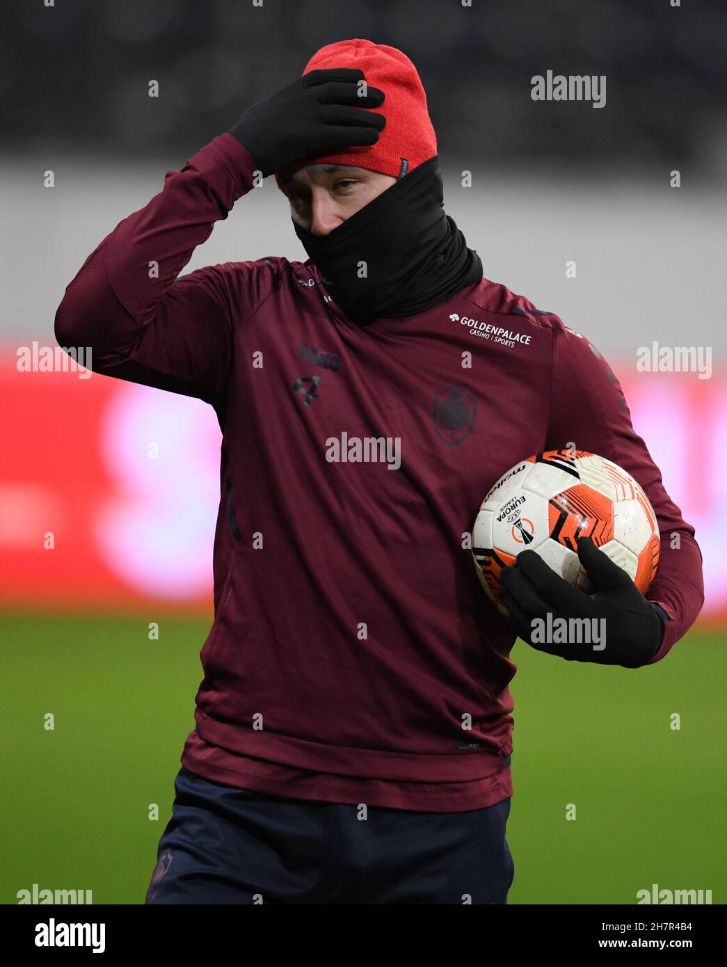 24 novembre 2021, Hessen, Francoforte sul meno: Radja Nainggolan partecipa alla sessione di formazione finale della Royal Antwerp in vista della partita della Europa League contro Eintracht Frankfurt allo stadio di Francoforte. Foto: Arne Dedert/dpa Foto Stock