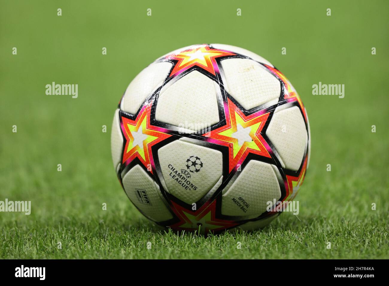 Milano, Italia. 24 novembre 2021. Giuseppe Meazza - Stadio San Siro, Milano, 24 novembre 2021, Il pallone ufficiale della UEFA Champions League durante Inter - FC Internazionale vs Shakhtar Donetsk - UEFA Champions League Football Match Credit: Live Media Publishing Group/Alamy Live News Foto Stock