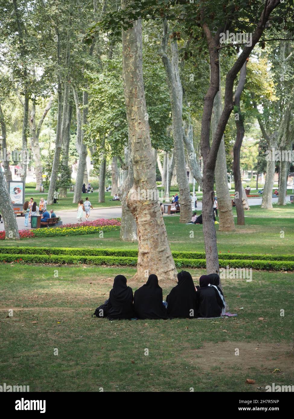 Istanbul non è particolarmente conosciuta per la sua abbondanza di parchi e spazi verdi, dato che si tratta di una metropoli interamente dedicata agli edifici. Tuttavia, alcune aree verdeggianti sono riuscite a sopravvivere all'assalto della gentrificazione, dove le persone possono fuggire dalla loro routine urbana per almeno un po'. Intanbul, Turchia. Foto Stock