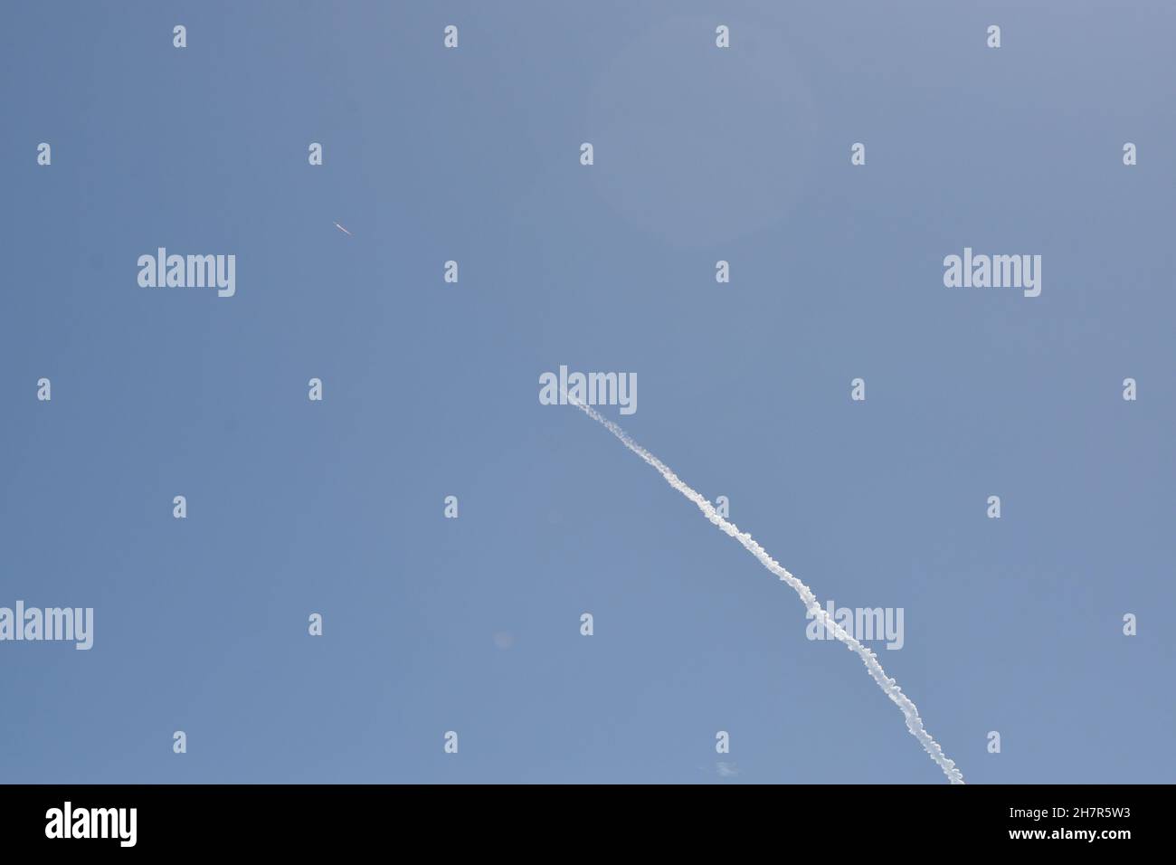 Il lanciarazzi Falcon 9 si accende e si separa dalla pista di scarico. Foto Stock