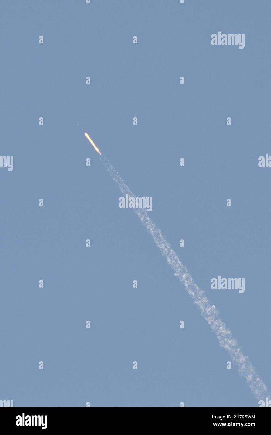 Un razzo SpaceX Falcon 9 con combustibile brillante e un controtaglio. Foto Stock