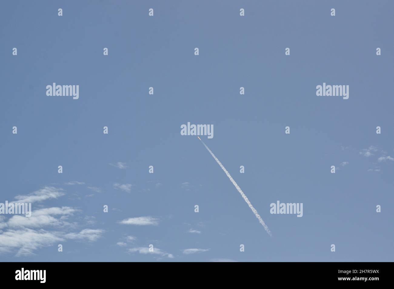 Un razzo SpaceX Falcon 9 fluisce verso lo spazio esterno. Foto Stock