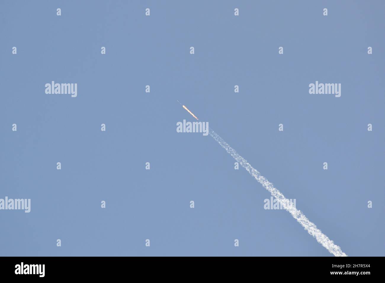 Il razzo Falcon 9 di SpaceX si fa largo portando in orbita i satelliti Starlink. Foto Stock