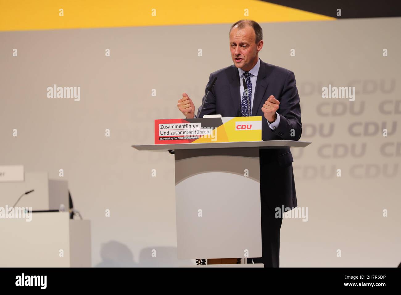 Friedrich Merz Kandidat für den CDU-Parteivorsitz auf dem Bundesparteitag der CDU 2018 ad Amburgo Körpersprache beim Redebeitrag; Grauer Hintergrund, Merz ballt die Fäuste Foto Stock