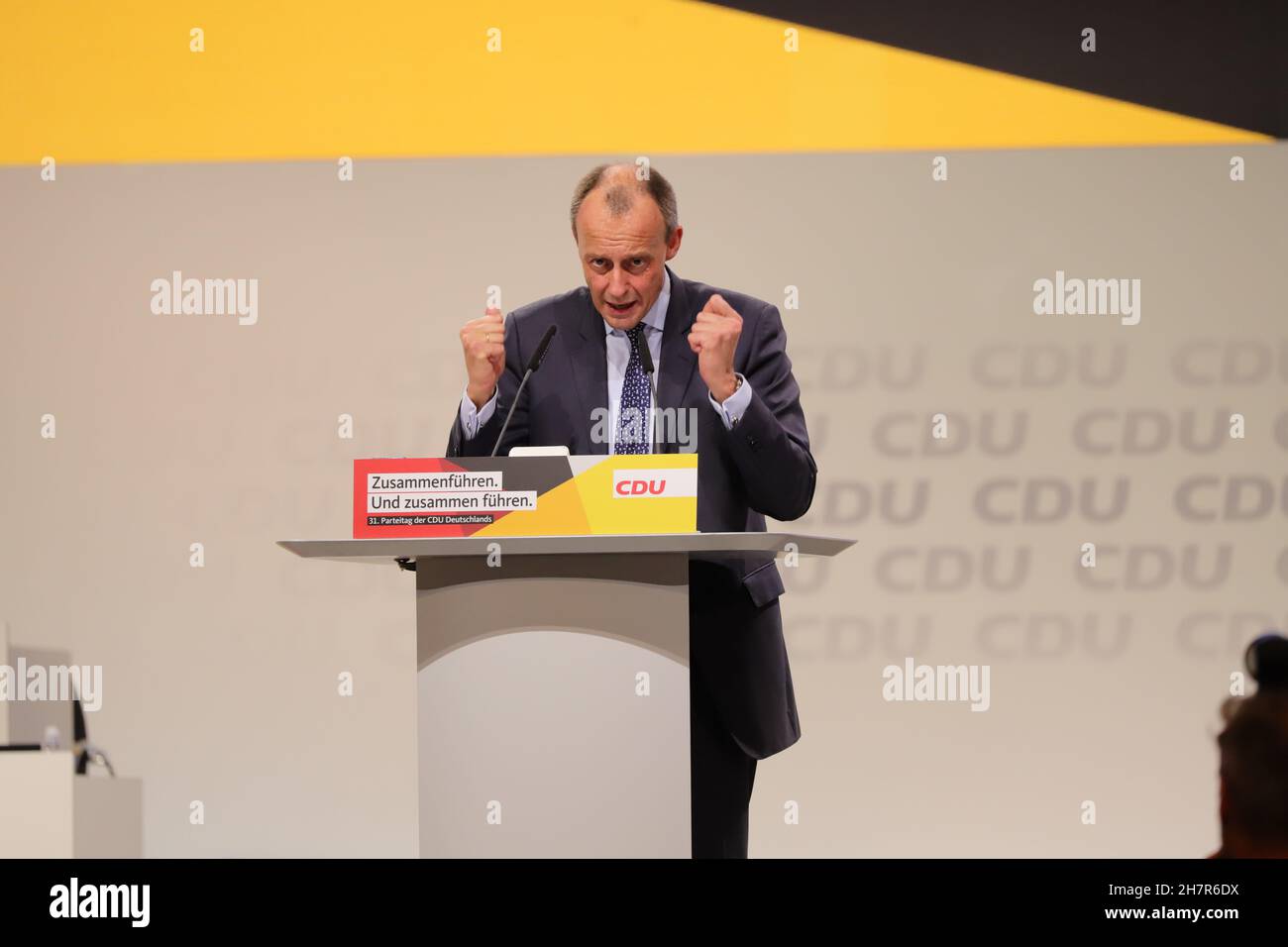 Friedrich Merz Kandidat für den CDU-Parteivorsitz auf dem Bundesparteitag der CDU 2018 ad Amburgo Körpersprache beim Redebeitrag; Grauer Hintergrund, Merz ballt die Fäuste Foto Stock