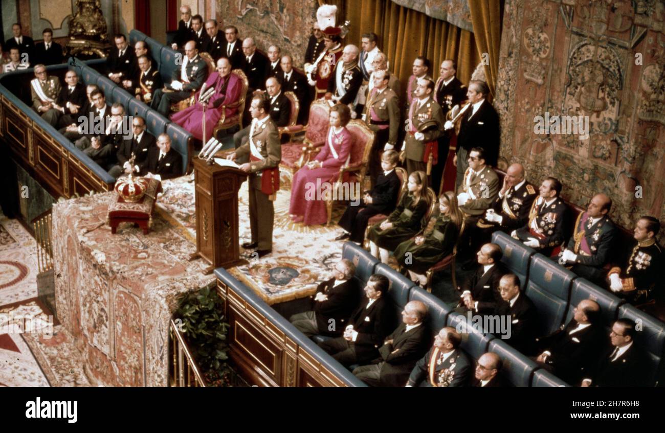 Proclamazione e giuramento del principe Juan Carlos come re di Spagna - proclamazione come re al Palacio de las Cortes il 22 novembre 1975 Foto Stock