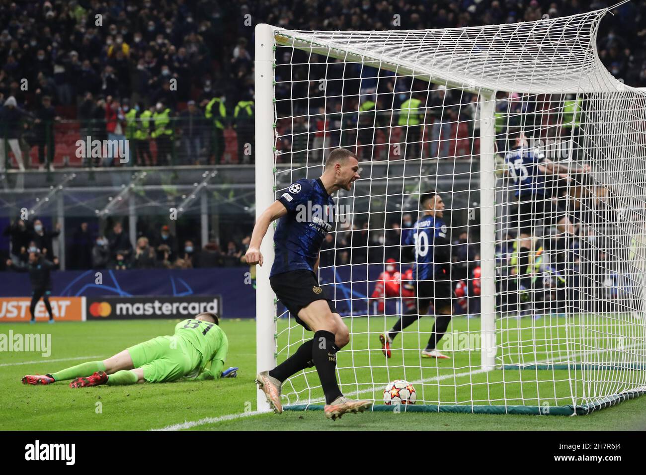 Milano, 24 novembre 2021. Edin Dzeko del FC Internazionale festeggia dopo aver segnato per dare al fianco un vantaggio di 1-0 nel corso della partita UEFA Champions League a Giuseppe Meazza, Milano. Il credito d'immagine dovrebbe essere: Jonathan Moscrop / Sportimage Credit: Sportimage/Alamy Live News Foto Stock