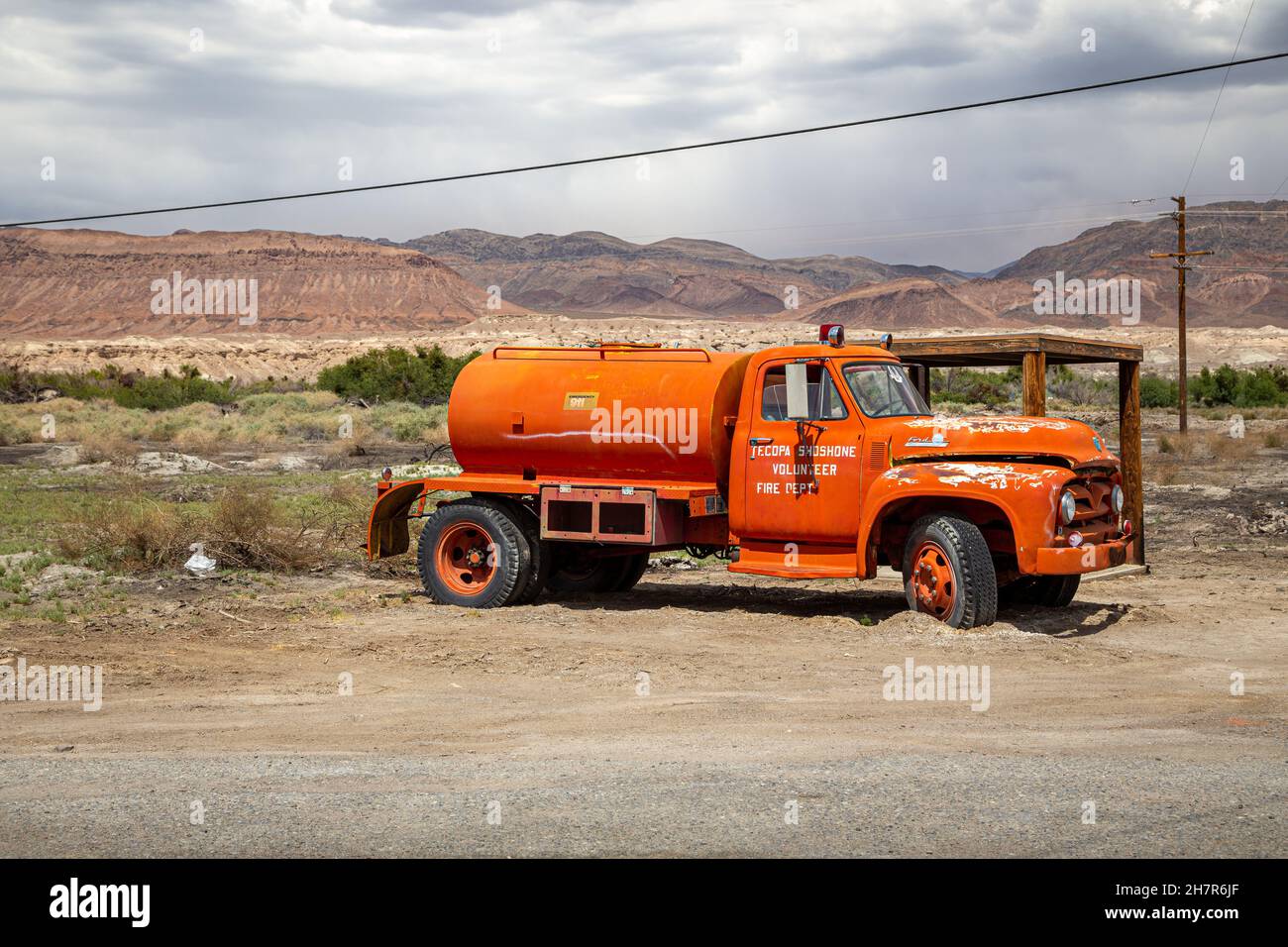 SHOSHONE VILLAGE, STATI UNITI d'AMERICA - 22 maggio 2015: Abbandonato vintage camion fuoco seduto sul deserto fuori del villaggio di Shoshone, vicino Death Valley in C. Foto Stock