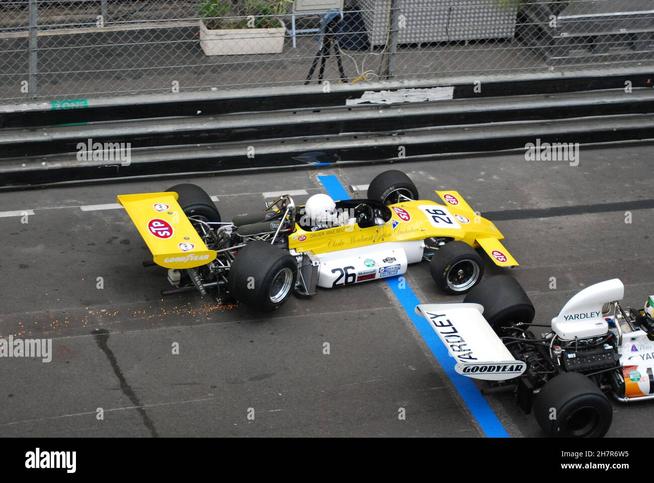 Un po 'brungled inizio al 2012. 8° riunione del GP Historique di Monaco, 13 maggio 2012. Il #26 MARZO è stato colpito dalla McLaren Foto Stock