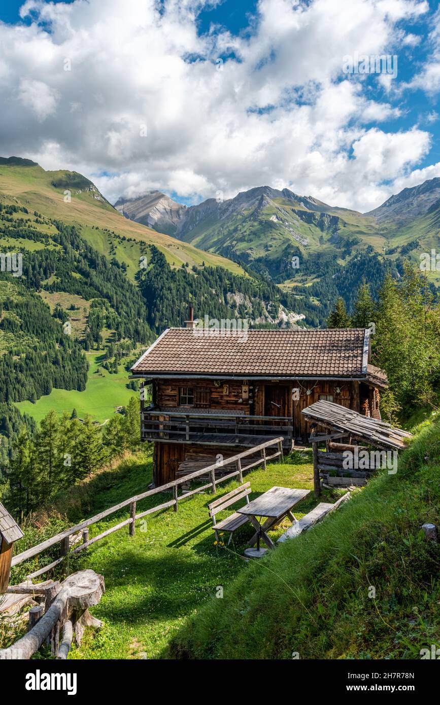 Una tipica casa in legno alpino nel Parco Nazionale degli alti Tauri, in Austria Foto Stock