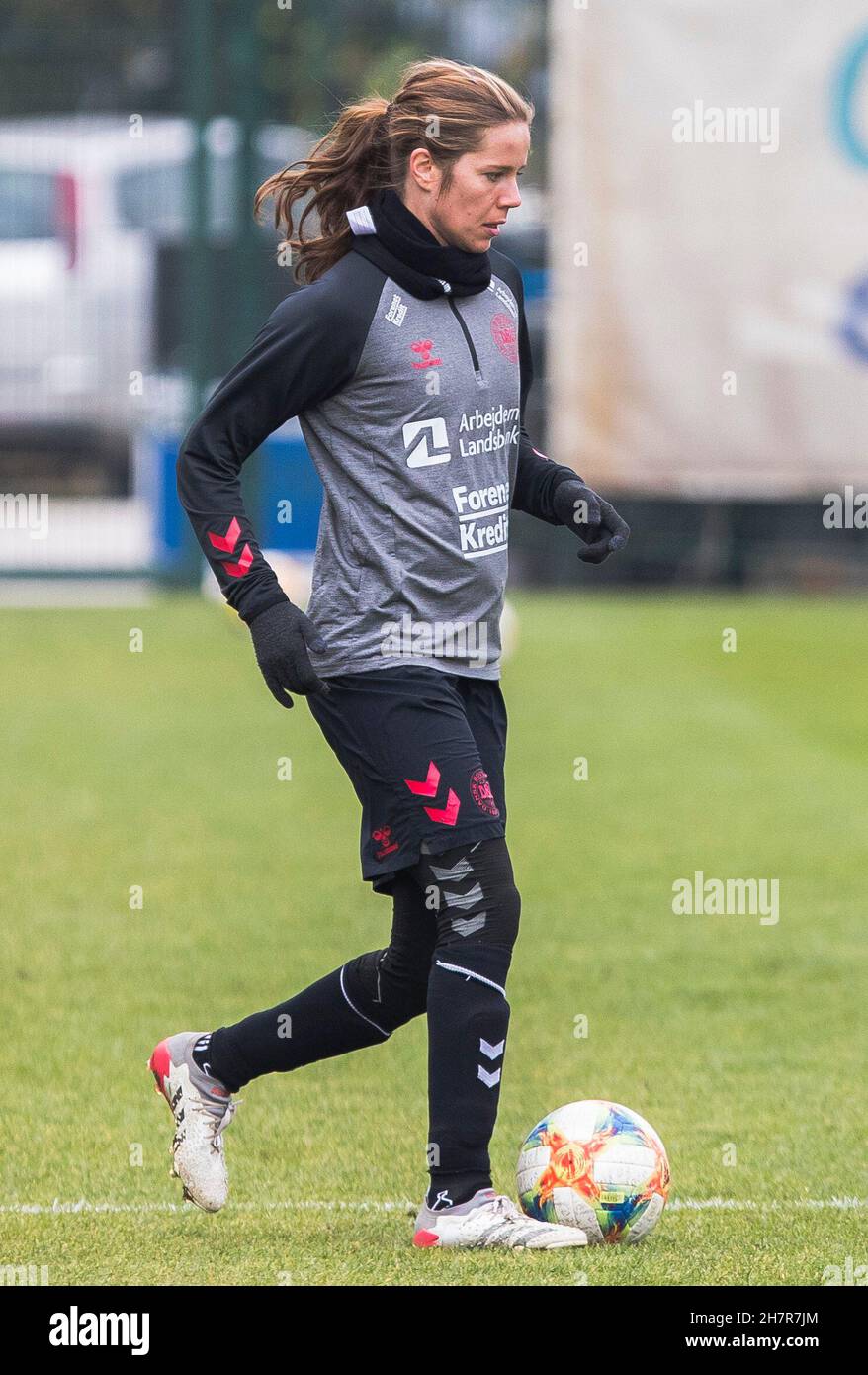 Zenica, Bosnia-Erzegovina, 24 novembre 2021. Sofie Junge Pedersen di Danimarca si riscalda durante la sessione di formazione femminile in Danimarca a Zenica. Novembre 24, 2021. Credit: Nikola Krstic/Alamy Foto Stock