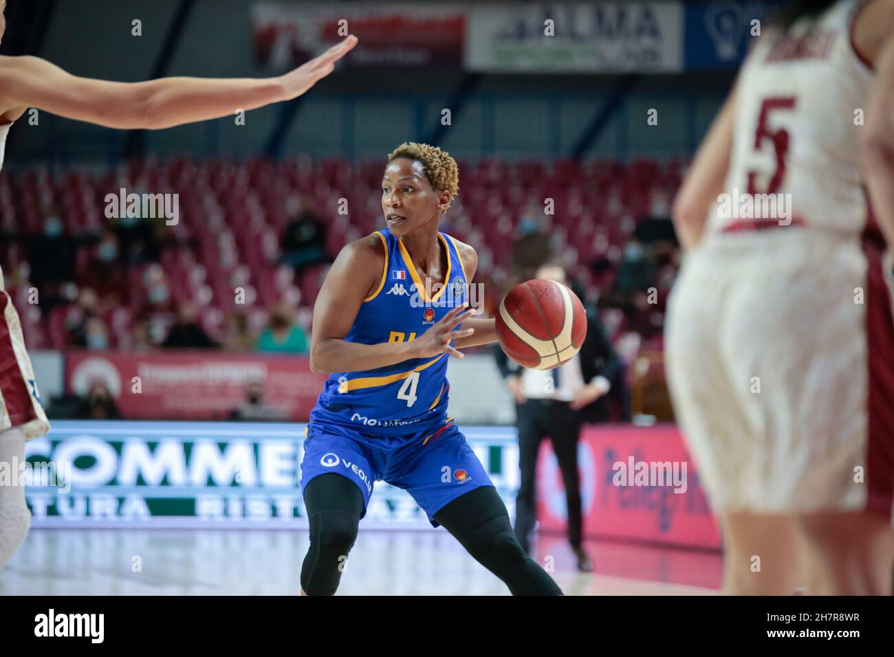 Venezia, Italia. 24 novembre 2021. Bintou Dieme-Marizy (BLMA Montpellier) durante l'Umana Reyer Venezia vs BLMA Montpellier, Basketball Eurolega Women Championship a Venezia, Italia, Novembre 24 2021 Credit: Independent Photo Agency/Alamy Live News Foto Stock