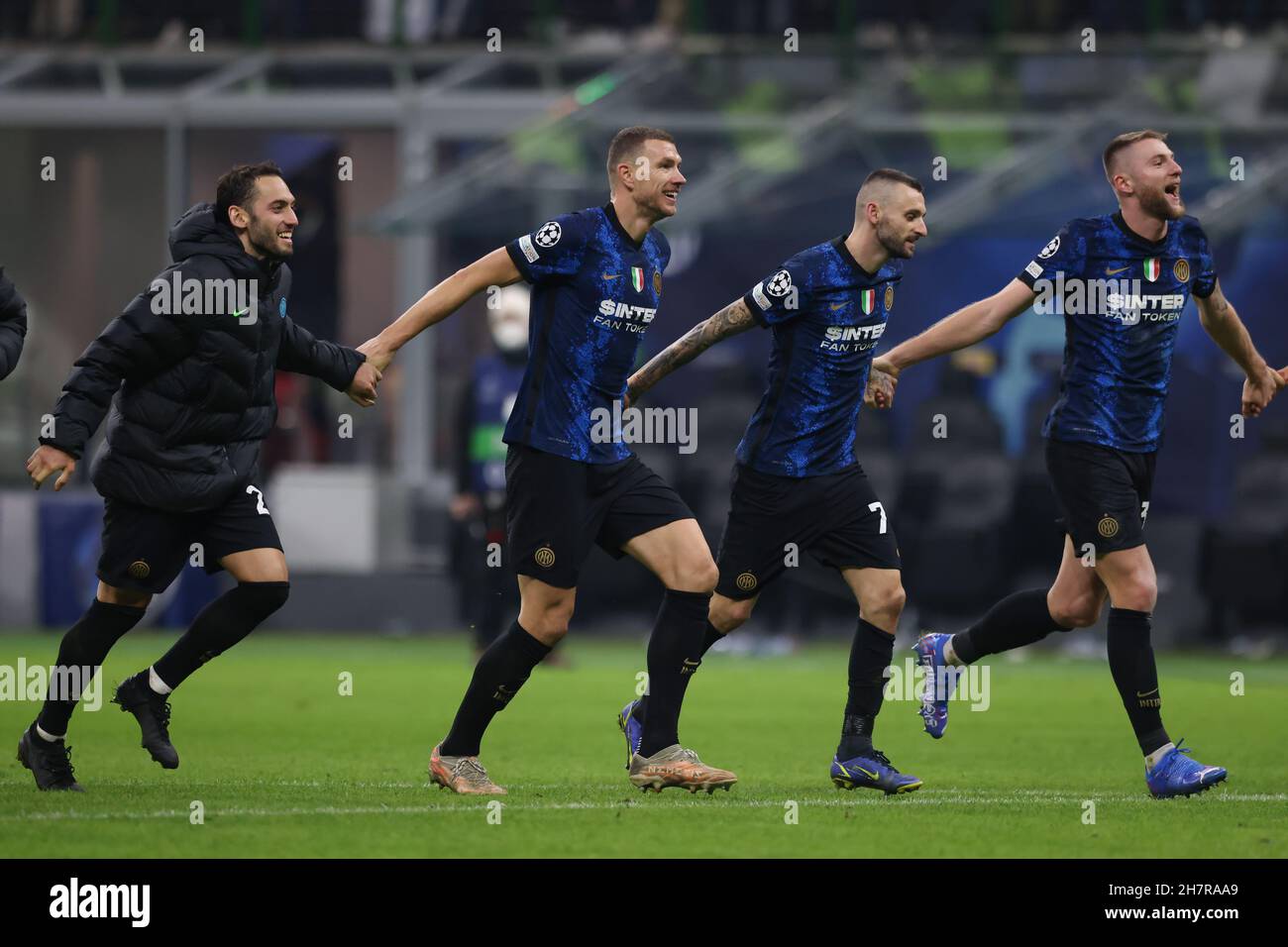 Milano, 24 novembre 2021. Edin Dzeko del FC Internazionale festeggia con i compagni di squadra Hakan Calhanoglu, Marcelo Brozovic e Milan Skriniar dopo il fischio finale della UEFA Champions League a Giuseppe Meazza, Milano. Il credito d'immagine dovrebbe essere: Jonathan Moscrop / Sportimage Credit: Sportimage/Alamy Live News Foto Stock