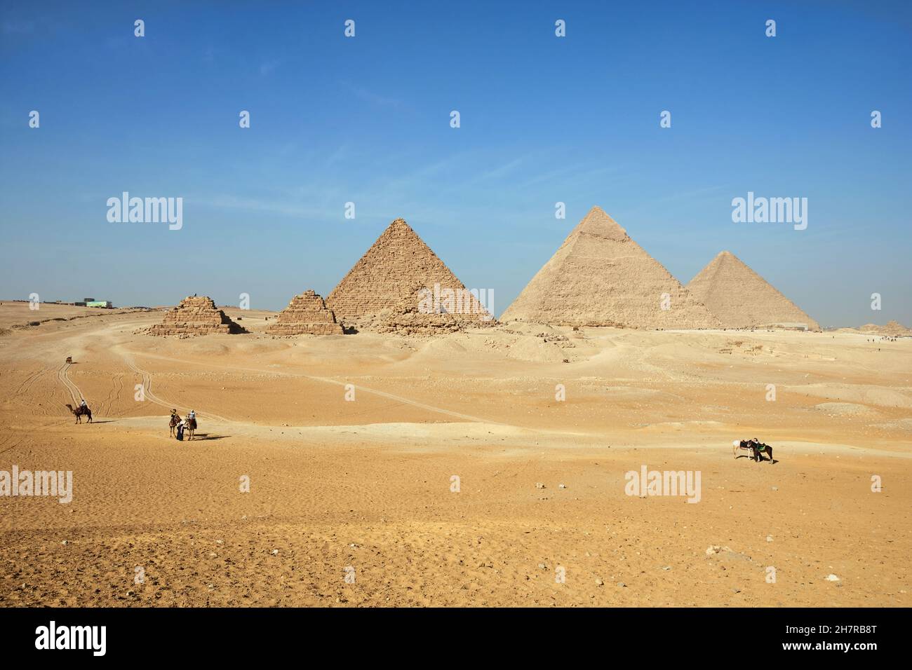 Il complesso piramidale di Giza, chiamato anche la necropoli di Giza sull'altopiano di Giza in Egitto, tra cui la Grande Piramide di Giza, la Piramide di KH Foto Stock