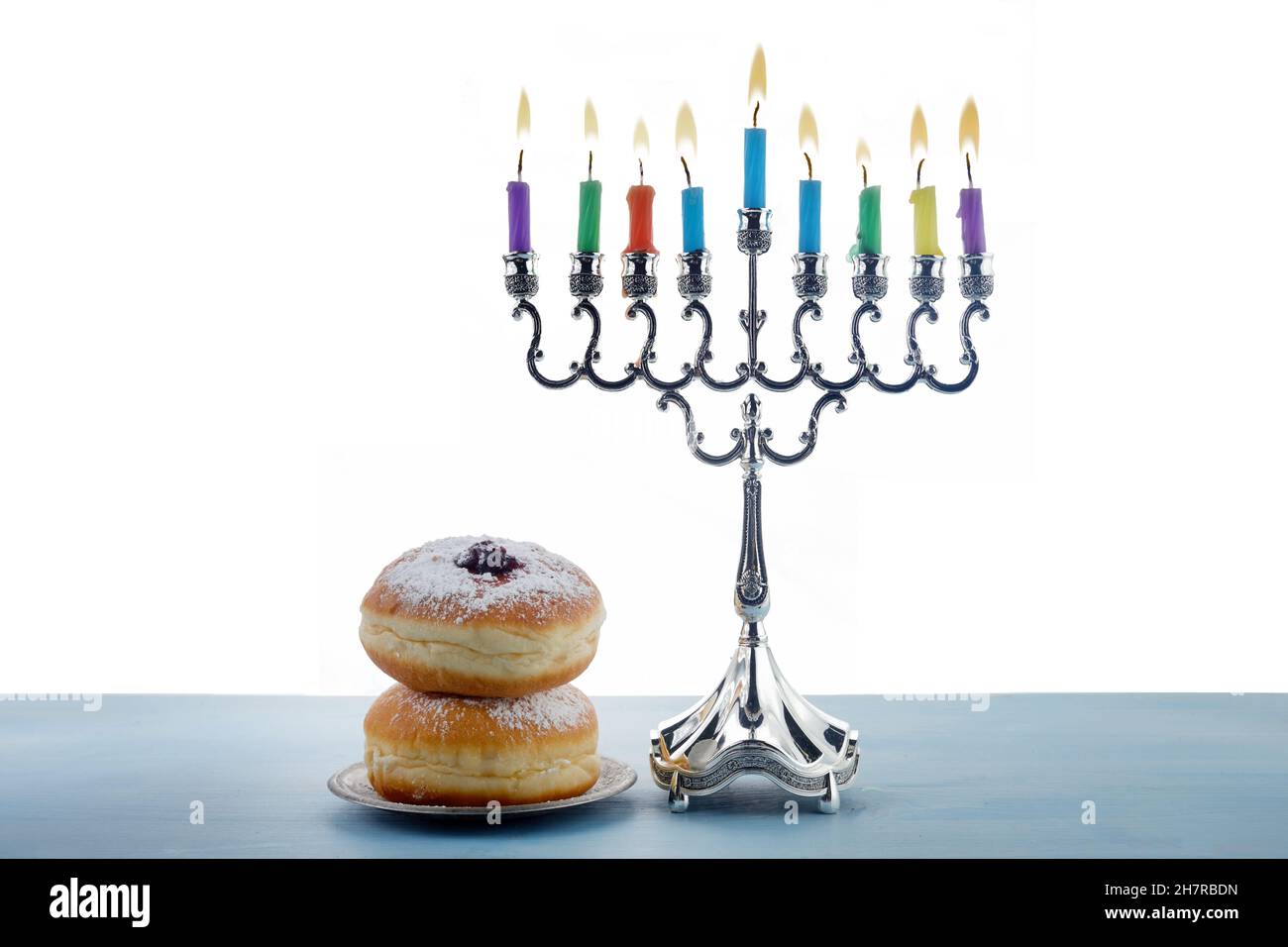 Vacanza ebraica Hanukkah sfondo con Menorah-candelabra tradizionale, filatura top Dreidel e Donut su sfondo bianco Foto Stock