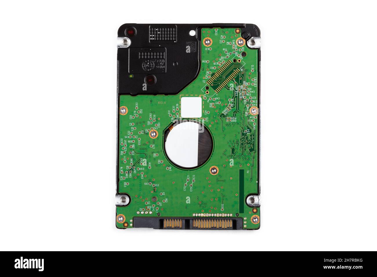 Semplice disco rigido da 2.5", lato inferiore del disco rigido, oggetto, isolato su bianco, ritagliato, vista dall'alto dispositivo di archiviazione dati digitale, hardware del supporto dati Foto Stock