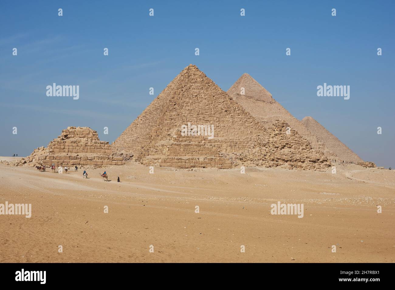 Il complesso piramidale di Giza, chiamato anche la necropoli di Giza sull'altopiano di Giza in Egitto, tra cui la Grande Piramide di Giza, la Piramide di KH Foto Stock