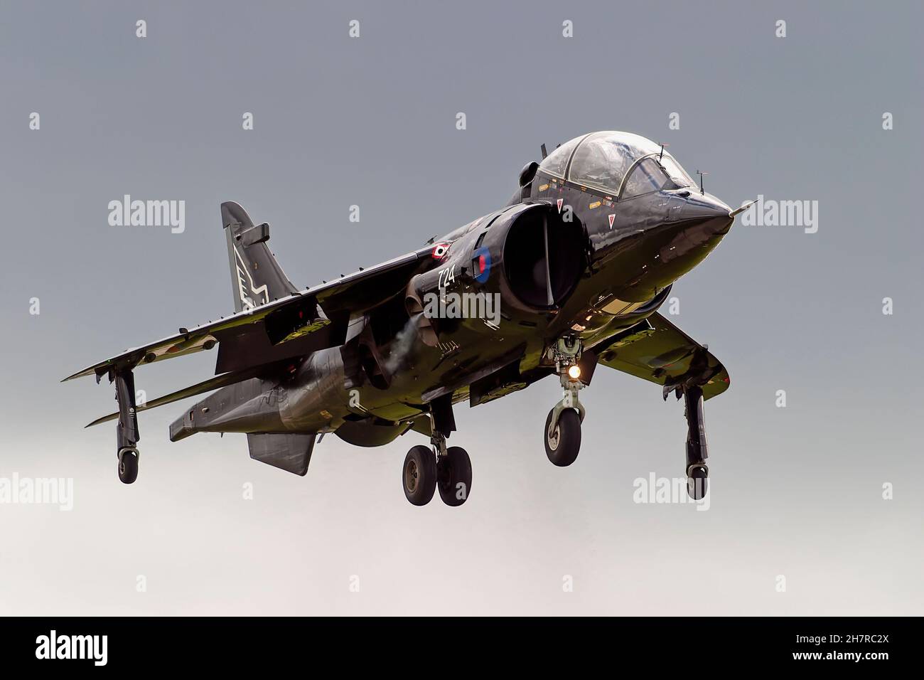 Yeovilton, Somerset, UK - Settembre 17 2004: A British Aerospace Hawker Siddeley Harrier T.8, Serial No. ZB603, Code 724 of No.899 Naval Air Squadron Foto Stock
