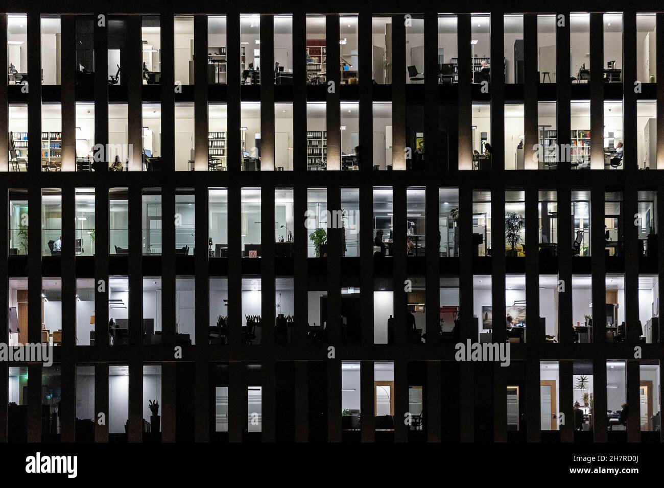 Berlino, Germania. 24 novembre 2021. Gli uffici illuminati si distinguono la sera a Berlino, 24 novembre 2021. Copyright: Florian Gaertner/photothek.de Credit: dpa/Alamy Live News Foto Stock
