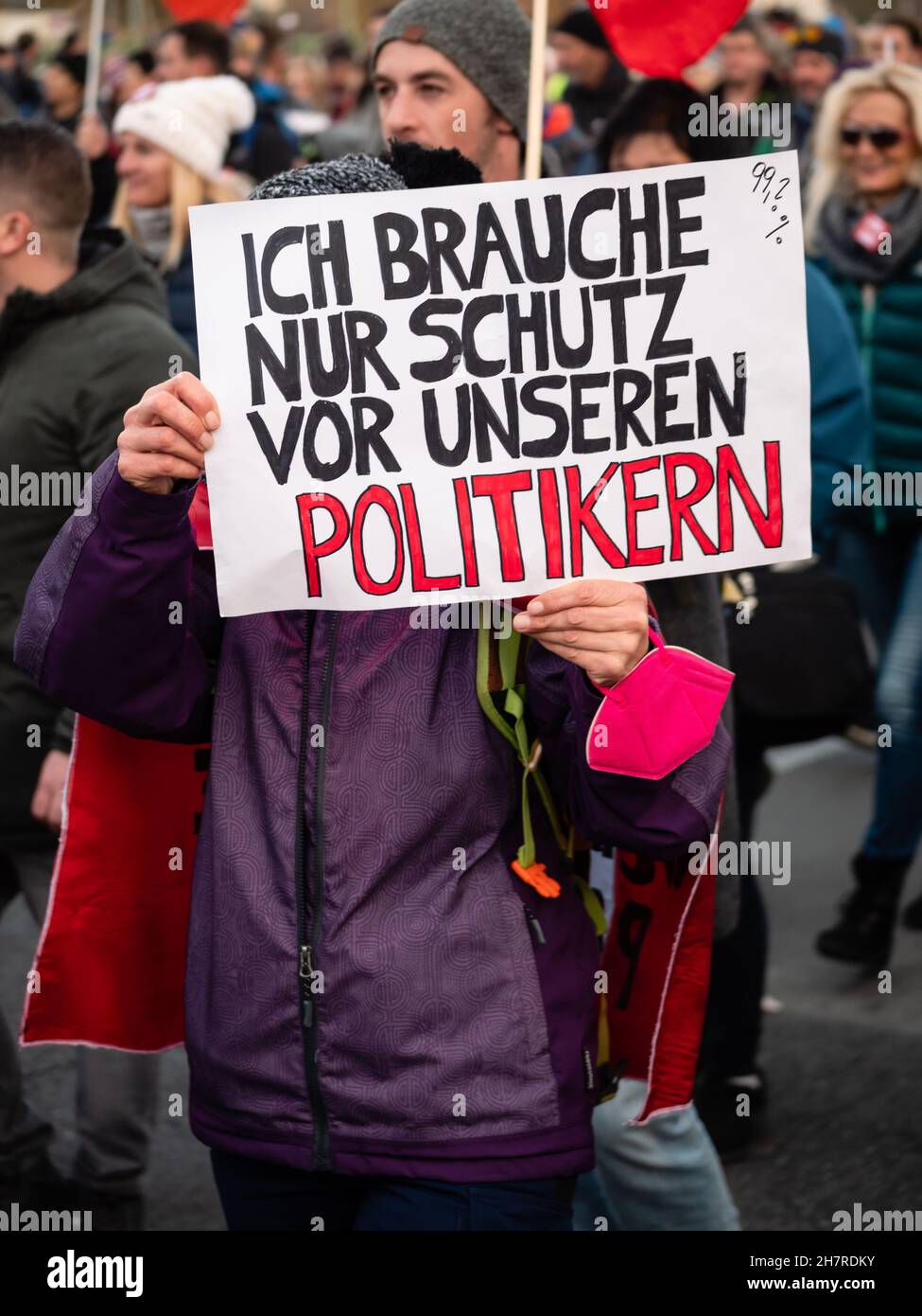 Vienna, Austria - Novembre 20 2021: Anti-Vax Covid-19 Demonstrator Holdig Sign 'ho solo bisogno di protezione dai nostri politici'. Foto Stock