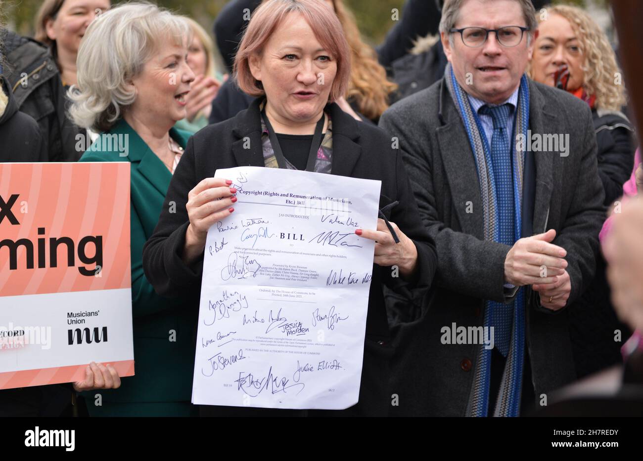 Londra, Regno Unito. 24 novembre 2021. Un artista ha firmato Bill durante la dimostrazione.musicisti, cantautori, artisti e produttori si sono Uniti insieme a Piazza del Parlamento per sostenere la nuova legge dell'MP Kevin Brennan per fissare lo streaming musicale. Questo nuovo disegno di legge porterà delle riforme per garantire che i musicisti siano pagati in modo adeguato per il loro lavoro. (Foto di Thomas Krych/SOPA Images/Sipa USA) Credit: Sipa USA/Alamy Live News Foto Stock