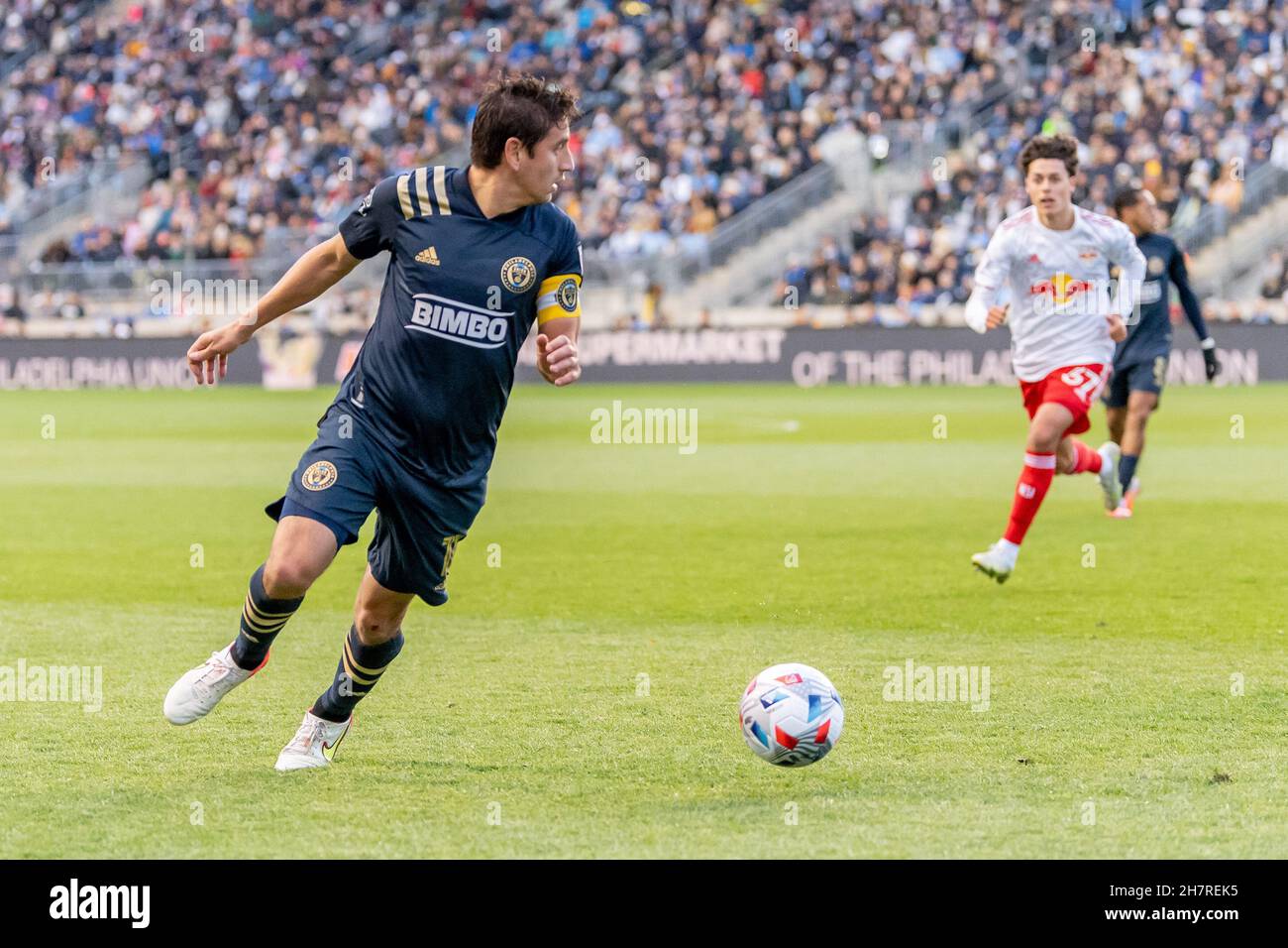 Alejandro Bedoya Philadelphia Union MLS soccer midfielder - calciatore professionista dribbling e corsa Foto Stock