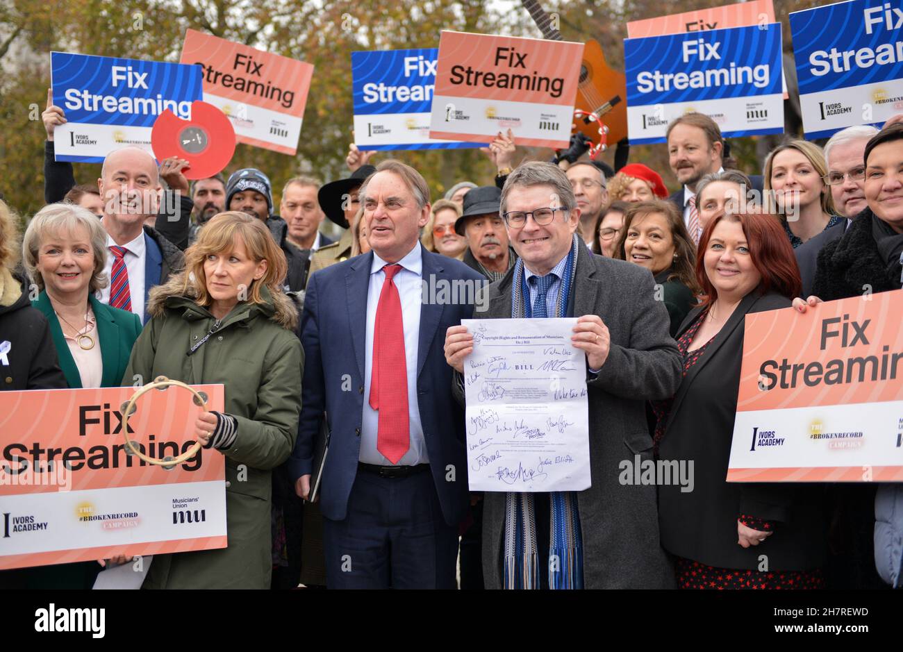 Londra, Regno Unito. 24 novembre 2021. Il deputato Kevin Brennan (terza destra) ha firmato un Bill durante la dimostrazione.musicisti, cantautori, artisti e produttori si sono Uniti insieme a Piazza del Parlamento per sostenere la nuova legge del deputato Kevin Brennan per fissare lo streaming musicale. Questo nuovo disegno di legge porterà delle riforme per garantire che i musicisti siano pagati in modo adeguato per il loro lavoro. Credit: SOPA Images Limited/Alamy Live News Foto Stock