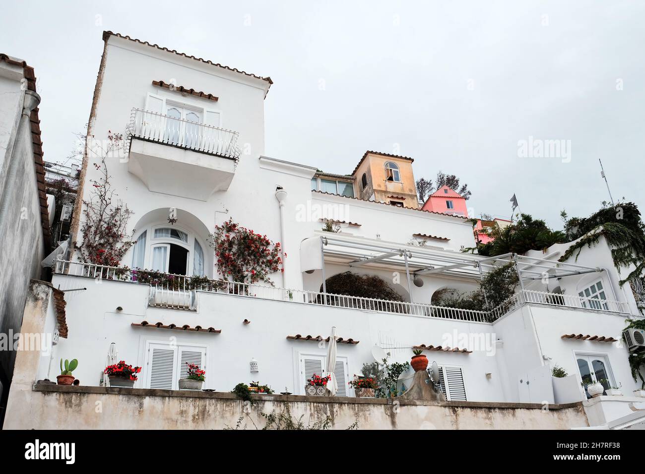 Residenza bianca nella località di Positano sulla Costiera Amalfitana , provincia di Salerno, Campania, Italia Foto Stock