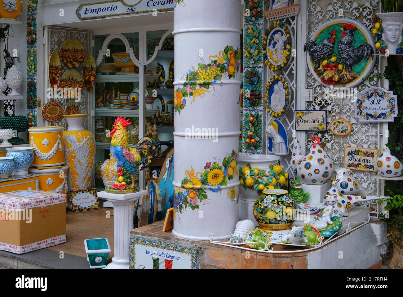 Positano, Costiera Amalfitana, Italia - 5 novembre 2021. Strade e vibrante negozio di ceramiche a Positano sulla Costiera Amalfitana, provincia di Salerno Foto Stock