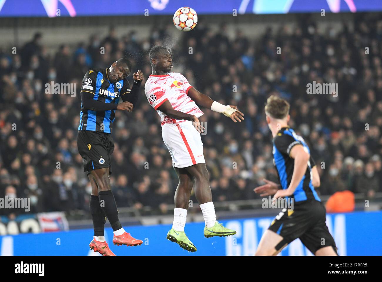 24 novembre 2021, Belgio, Brügge: Calcio: Champions League, FC Brugge - RB Leipzig, fase di gruppo, Gruppo A, Matchday 5, Jan Breydel Stadium. Brian Brobbey di Lipsia in azione contro Stanley Nsoki di Bruges (l). Foto: Bernd Thissen/dpa Foto Stock