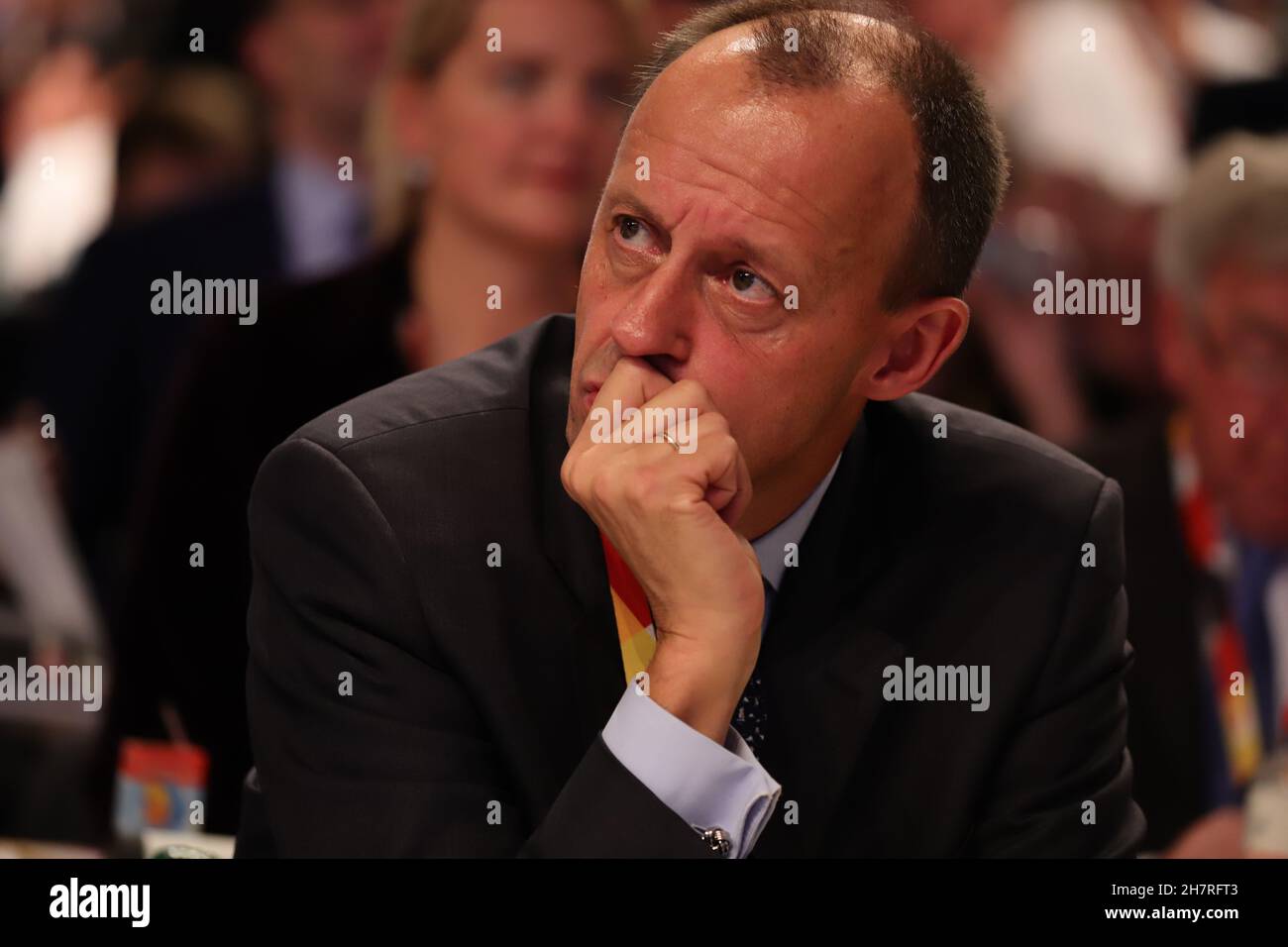 Friedrich Merz Kandidat für den CDU-Parteivorsitz auf dem Bundesparteitag der CDU 2018 ad Amburgo: Merz stützt den Kopf auf seine rechte Hand und blickt aufmerksam nach rechts oben Foto Stock
