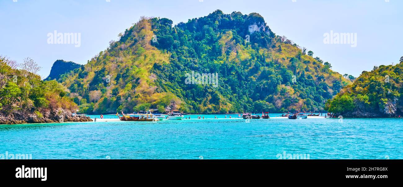 Stretta sabbia spit tra Koh Mor e Koh Tup isole con ormeggiate navi turistiche, villeggianti e Ko Poda NOK (Chicken) isola sullo sfondo, Ao Nang, Foto Stock