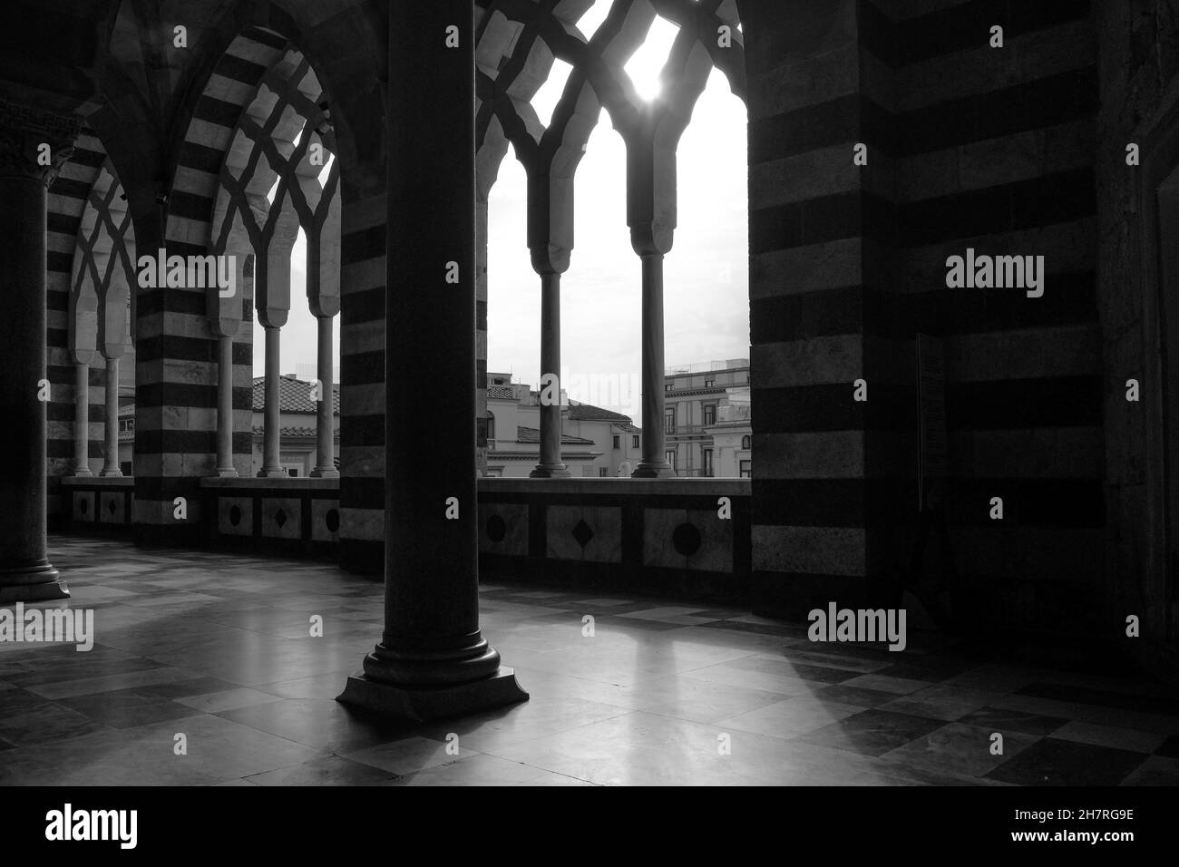 Veduta interna della Cattedrale Cattolica Romana medievale in Piazza del Duomo Amalfi, Costiera Amalfitana, Salerno, Campania, Italia. Immagine in bianco e nero. Foto Stock
