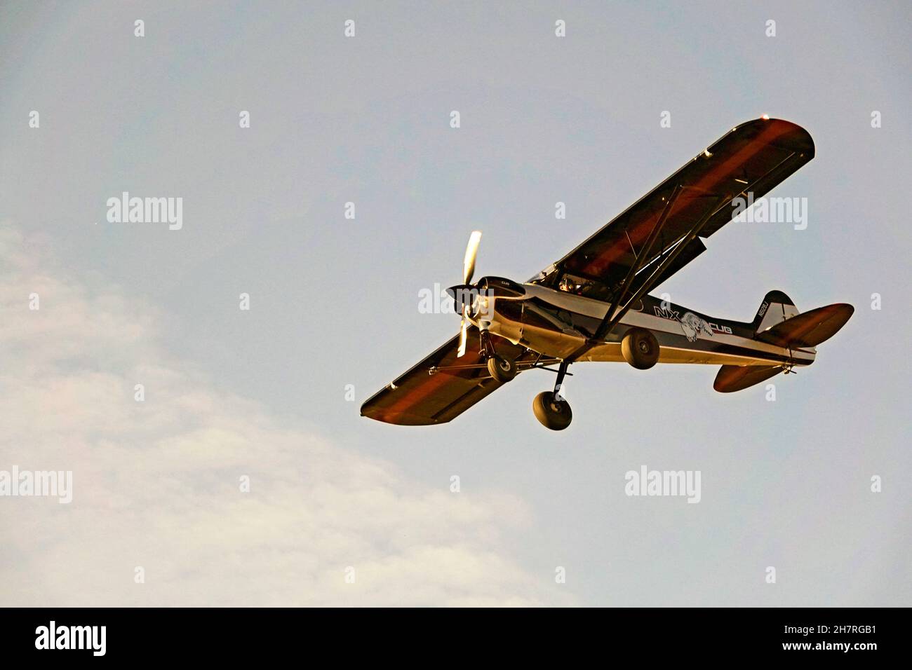 Un singolo motore Piper Cub aereo, sull'ultimo approccio per atterrare in un aeroporto a Sunriver, Oregon. Foto Stock