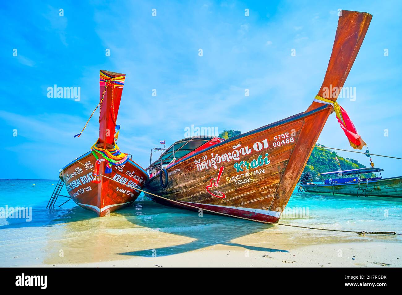 Le barche a coda lunga in legno Thai sono un trasporto turistico popolare, che utilizza per brevi viaggi in mare intorno alle isole vicine, Ko Mor nella regione di Krabi, Thailandia Foto Stock
