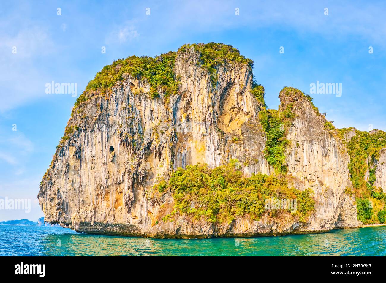 La piacevole gita in yacht intorno alla famosa Isola di Chicken (Koh Kai) con costa rocciosa e vegetazione lussureggiante sulle pendici, Ao Nang, Thailandia Foto Stock